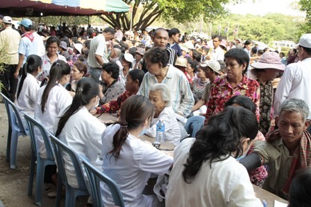 Đoàn bác sĩ Việt Nam đến với bệnh nhân nghèo Campuchia - ảnh 3